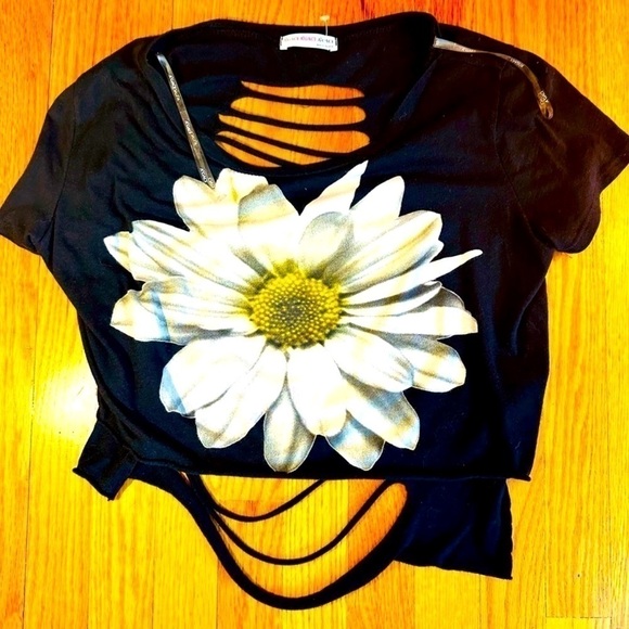 A’gaci Stunning Ripped Backless Top​ - Picture 2 of 7